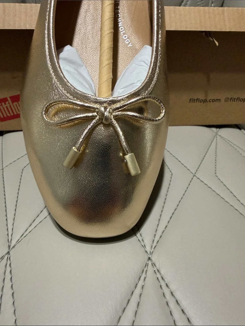 Fitflop y DELICATO BOW Gold Metallic Ballet Flats with Bow Trim